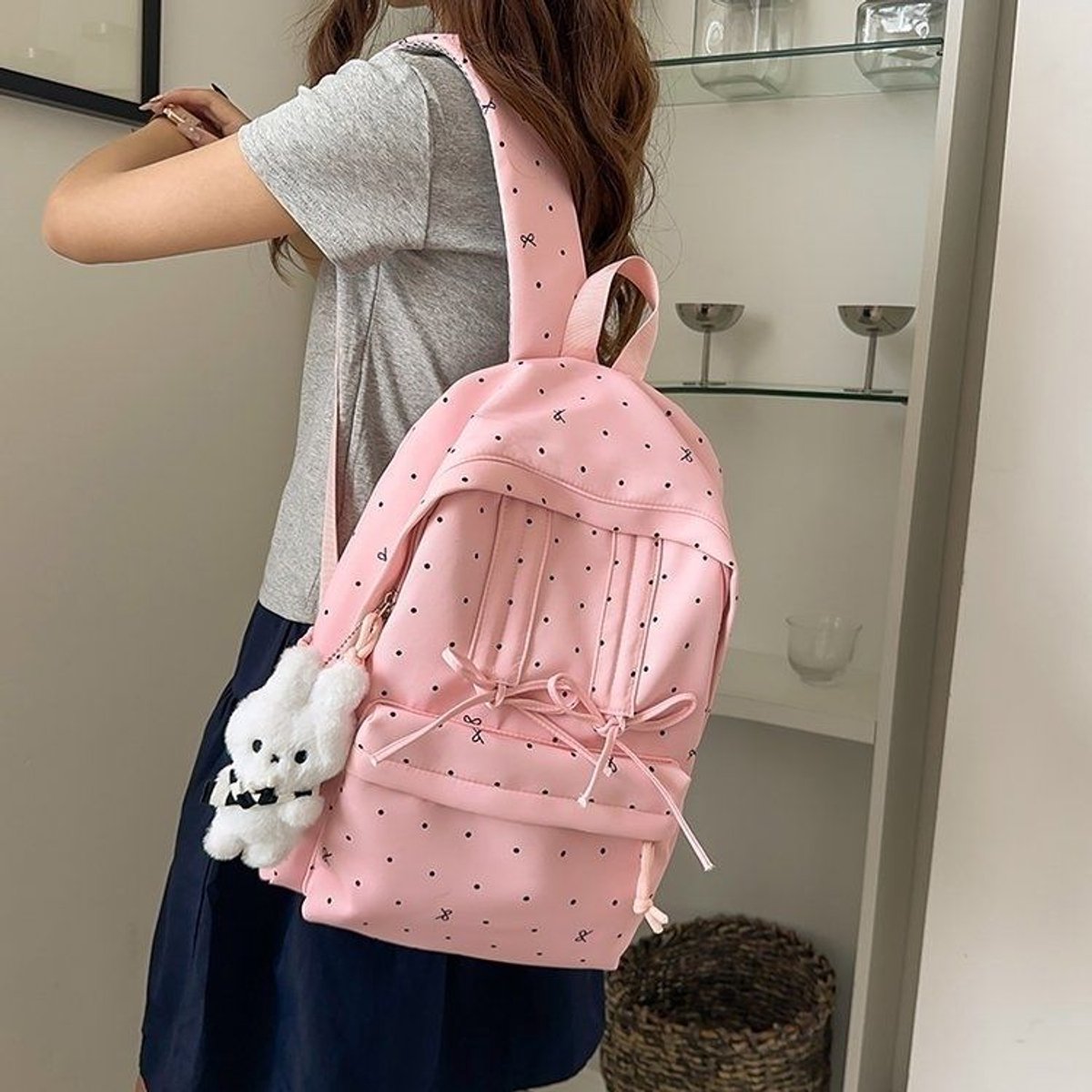 Meisjesrugzak- Meisjes Rugzak met Strikjes en Stippen – Schoolrugzak voor Meisjes – Nylon Rugzak met Voorvak en Zijvakken – Inclusief Konijnenhanger – Roze