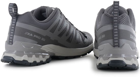 Achterkant grijze Salomon wandelschoenen met 'XA PRO 3D' logo.