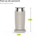 Beige melkopschuimer met afmetingen 20 cm hoog en 10 cm breed, op een witte achtergrond.