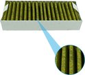 Gedetailleerde close-up van het groene interieurfilter met zichtbare filterlagen en vuildeeltjes.
