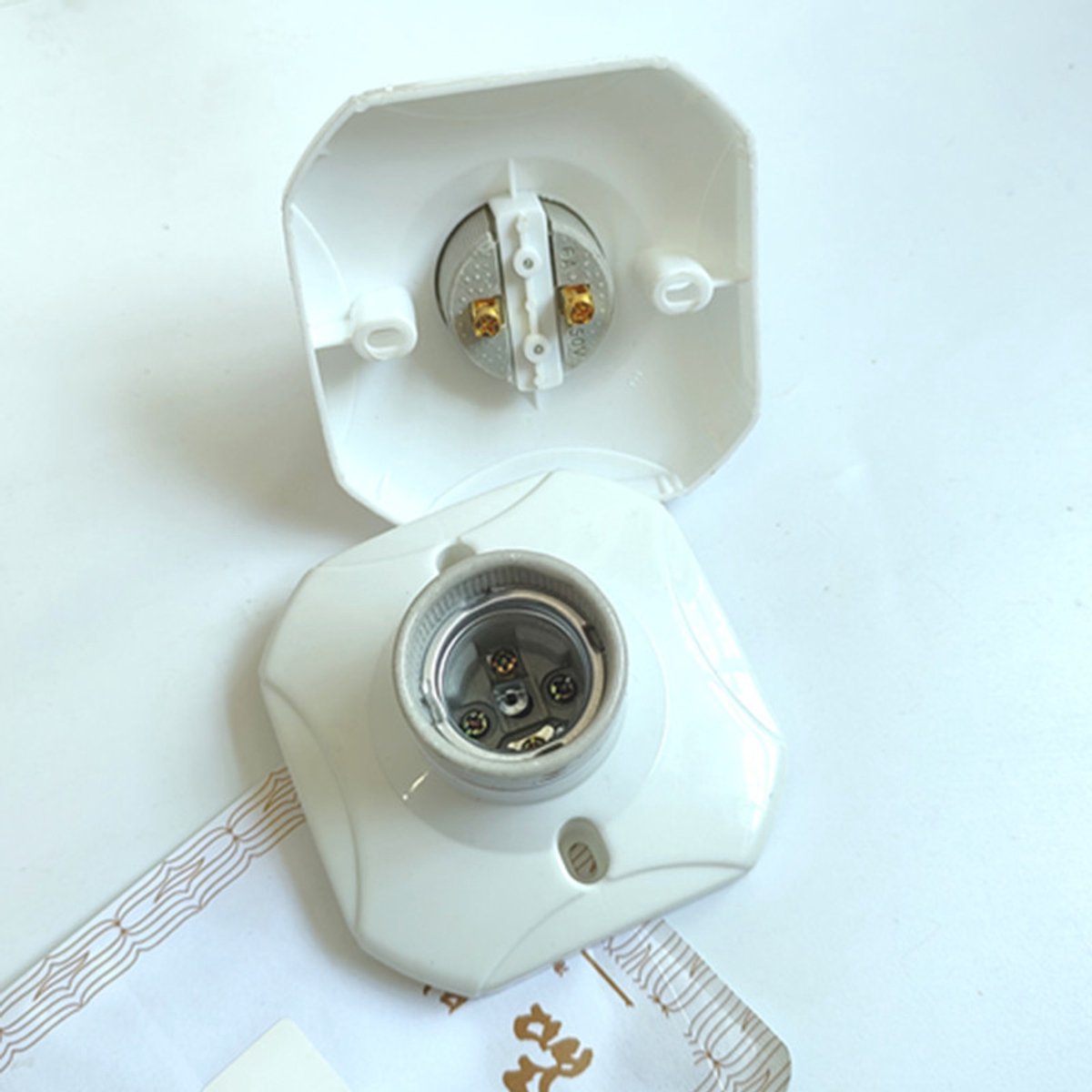 E27 lampfitting - 2 stuks - Witte lampfitting - Keramische lampfittingvoet - Vierkante lampfitting met schroefbevestiging - Geschikt voor gangen/woonkamers/eetkamers en andere ruimtes.