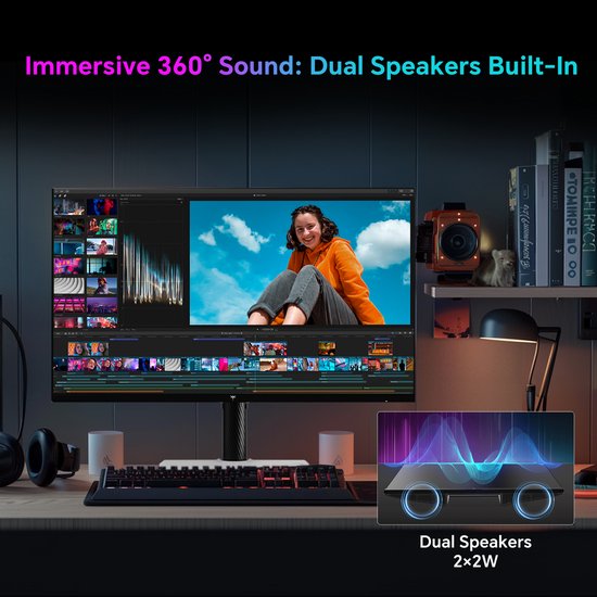 KTC H27T6 monitor toont videobewerkingssoftware. Dubbele speakers 2x2W geïntegreerd voor 360° geluid.