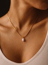 Lundholm Florine Parelketting Dames Goudkleurig - Ketting met Druppel Imitatieparel Hanger 1 cm - Premium Stainless Steel Jewellery Goud Verguld - Hypoallergene Sieraden - Vrouwen Cadeautjes - Kerst Cadeau Vrouw en Vriendin - my Lundholm