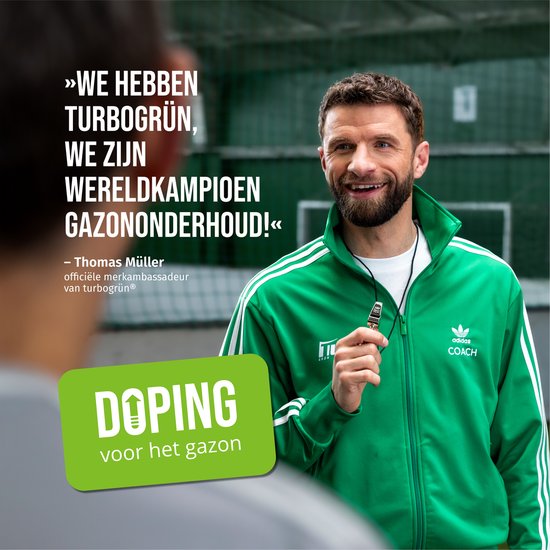 Thomas Müller in een groene Adidas jas met fluitje. Tekst: "We hebben turbogrün, we zijn wereldkampioen gazononderhoud!". "Doping voor het gazon".