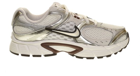 Sneaker Nike blanc avec des détails argentés et marron, et un swoosh noir.