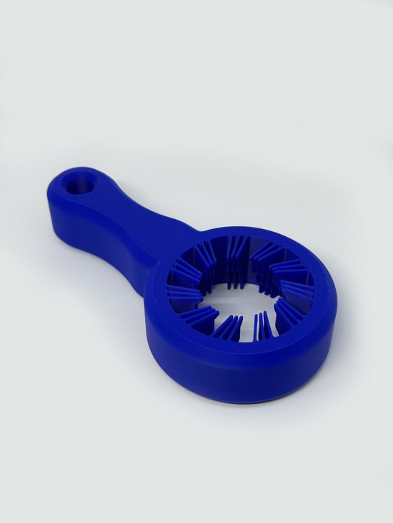 Blauwe flesopener met een ronde kop met kartels en een handvat met een gat.