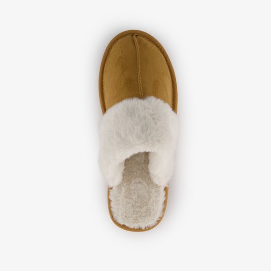 Bruine pantoffel met witte imitatiebont voering, van bovenaf bekeken.