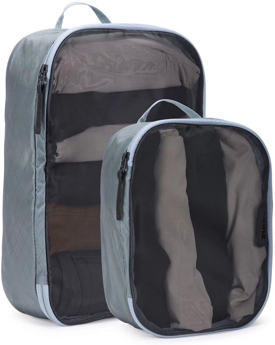 Twee grijze packing cubes, één gevuld met kleding, de andere half gevuld.