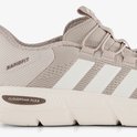 Close-up van beige Adidas sneaker met 'RAPIDFIT' en 'CLOUDFOAM FLEX' logo's.