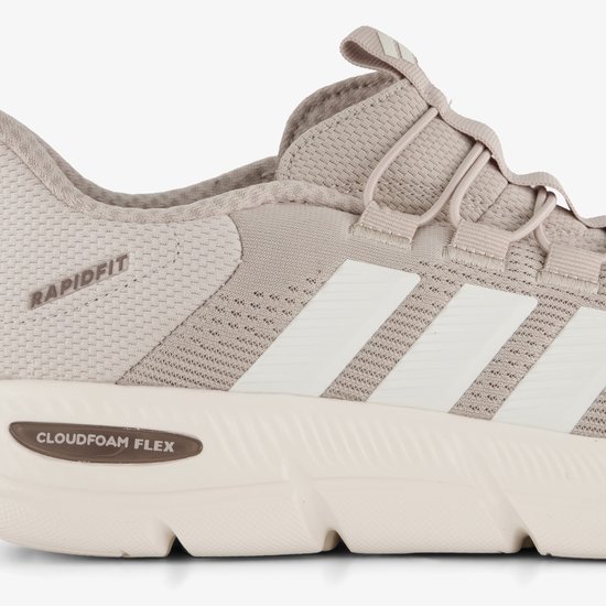 Close-up van beige Adidas sneaker met 'RAPIDFIT' en 'CLOUDFOAM FLEX' logo's.