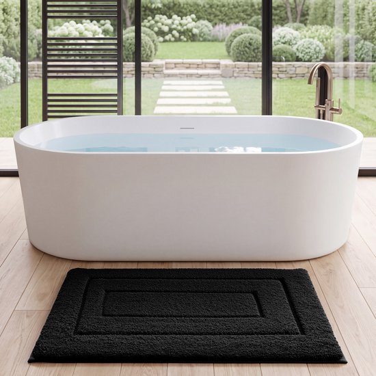 Zwarte badmat met antislip onderkant, 50x80 cm, met een rechthoekig patroon.