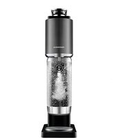 Zwart SodaStream-toestel met een glazen fles die bruisend water produceert.