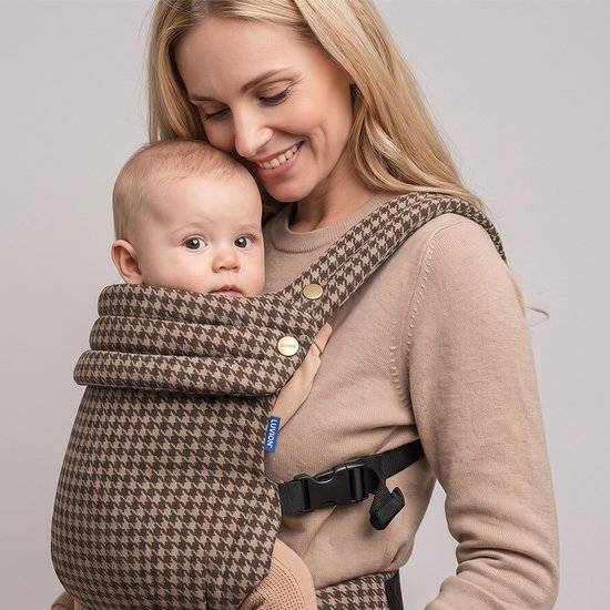 LUVION® Baby carrier MILANO Shade Houndstooth - Draagzak Baby - Ergonomische Buikdrager en Rugdrager - OEKO-TEX® Katoen - Bruin met Hanenvoet Patroon van Luvion — afbeelding 5