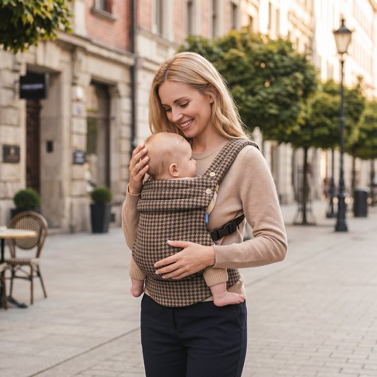 LUVION® Baby carrier MILANO Shade Houndstooth - Draagzak Baby - Ergonomische Buikdrager en Rugdrager - OEKO-TEX® Katoen - Bruin met Hanenvoet Patroon van Luvion — afbeelding 4