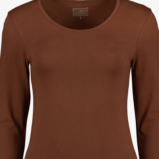Bruin basic longsleeve shirt met ronde hals. Slogan op kraag.