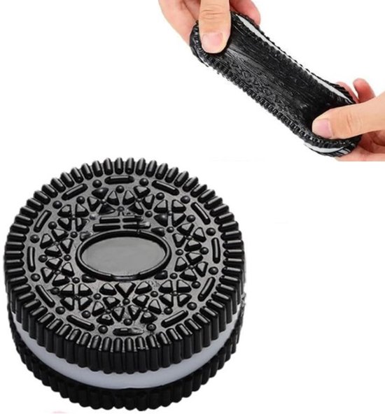 Een zwarte koekjesvormige squishy in een hand, met een uitgerekte versie erboven.