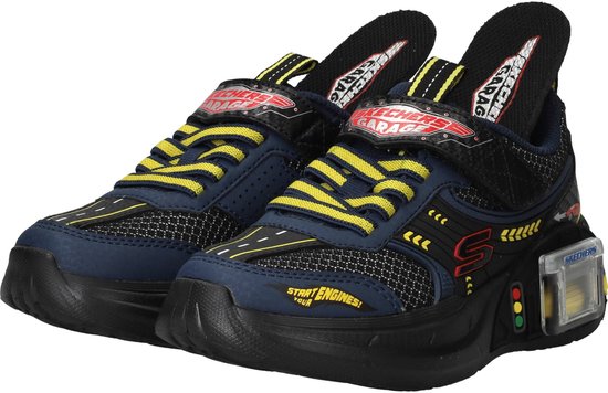 Blauwe Skechers sneakers met gele veters, "START ENGINES!" opdruk en lichtgevende zijkant.