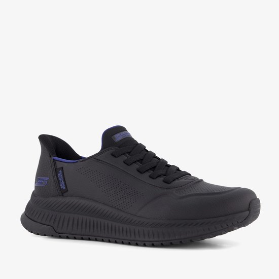 Zwarte sneaker met veters, perforaties op de neus en blauwe accenten aan de binnenkant.