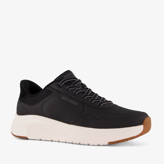 Zwarte Skechers sneaker met witte zool en bruine accenten op de zool.