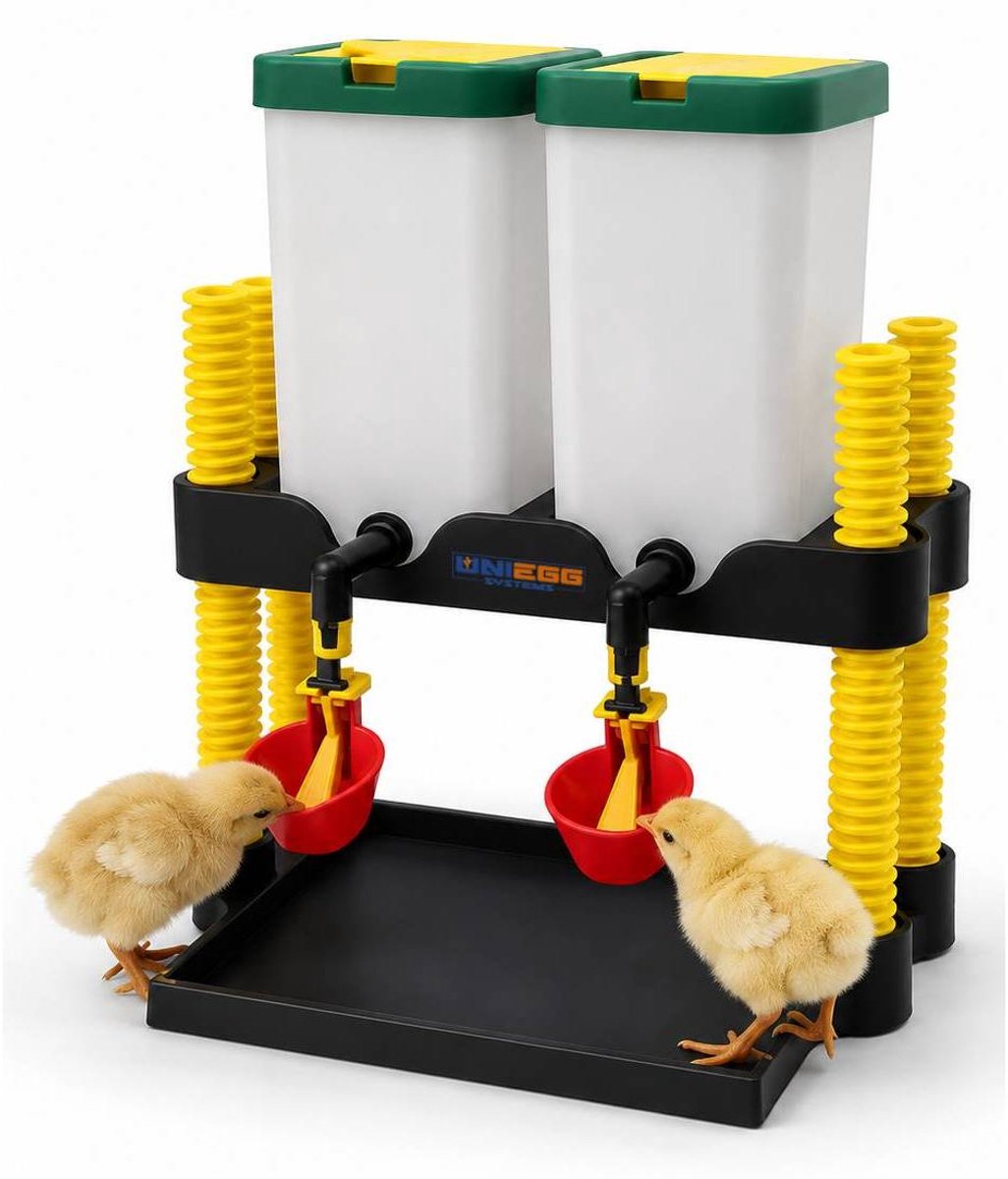 UniEgg® Premium Verstelbare Drinkbak houder inclusief 2x 1 Liter Drinkbakken met Cupjes | In Hoogte Verstelbaar | Voor Cavia’s, Hamsters, Kuikens, Konijnen en Andere Kleine Dieren | Inclusief Nederlandse Handleiding