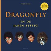 Albumhoes met Peter Sijnke, Dragonfly en de jaren zestig. Vier mannen met gezichtsmake-up. CD met singles en radioprogramma. Aprilis.