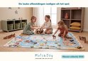 Kinderen spelen lachend op een speelmat met paarden, stallen en wegen. De leuke afbeeldingen nodigen uit tot spel.