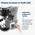 Zilverkleurige melkopschuimer op een zwarte De'Longhi espressomachine met verstelbaar cappuccinosysteem.