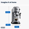 Zilverkleurige De'Longhi espressomachine met zwarte basis en een kopje espresso, met afmetingen.