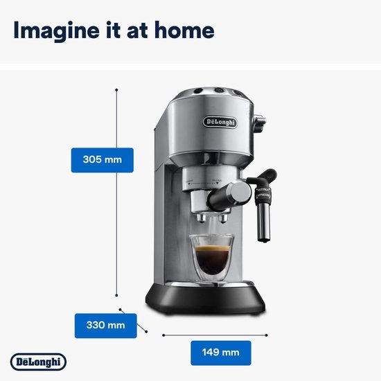 Zilverkleurige De'Longhi espressomachine met zwarte basis en een kopje espresso, met afmetingen.