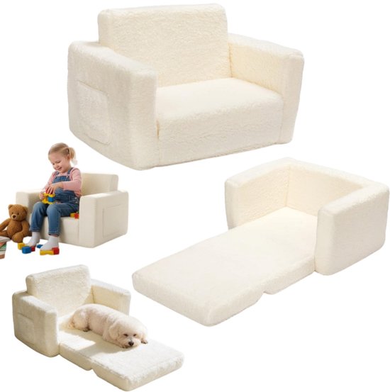 Un fauteuil pour enfant en peluche crème, dépliable en lit, avec un enfant et un chien dessus.