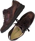 Twee bruine suède veterschoenen met ritssluiting, gezien van bovenaf.