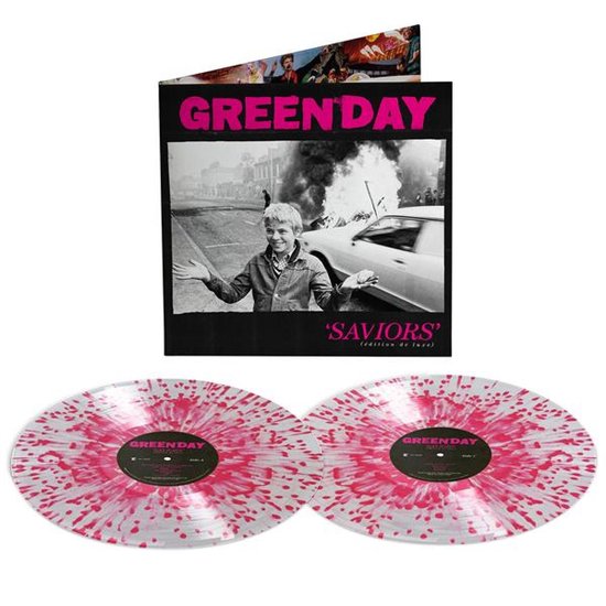 Green Day 'Saviors' vinyl dubbel LP met roze splatterprint. Voorzijde albumhoes met jongen en brandende auto.