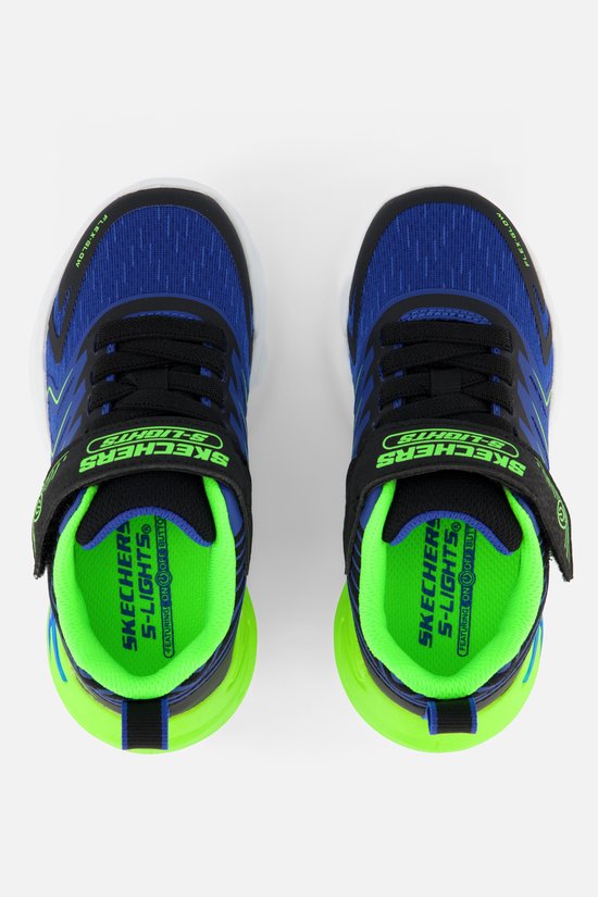 Bovenkant van blauwe Skechers jongen sneakers met limegroene details, klittenband en lichtgevende zool.