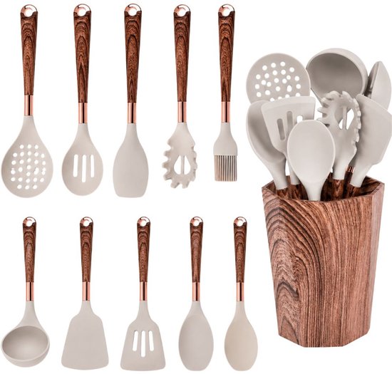 Een set van 10 beige siliconen keukengerei met houten handvatten en een houten houder.