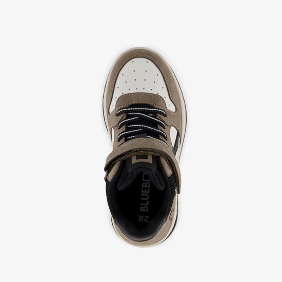 Bovenkant van bruine hoge sneaker met witte neus, zwart met witte veters en klittenbandsluiting.