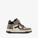 Bruine hoge sneaker met witte en zwarte accenten, klittenbandsluiting en veters.