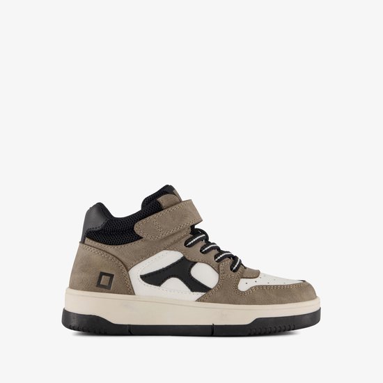 Bruine hoge sneaker met witte en zwarte accenten, klittenbandsluiting en veters.