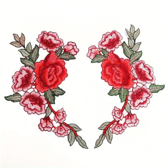 Twee rode geborduurde bloemen applicaties met groene blaadjes op een witte achtergrond.