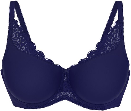 Donkerblauwe beha met kanten randjes langs de bovenkant van de cups en bandjes. Een klein strikje zit middenvoor.