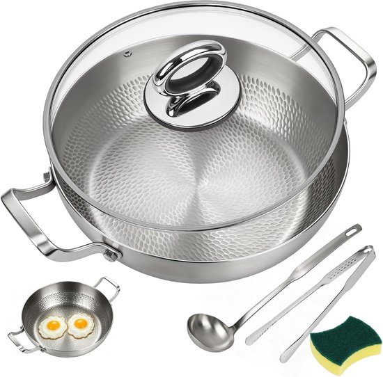 Zilverkleurige pan met glazen deksel, inclusief kleine pan met gebakken eieren, pollepel, tangen en spons.