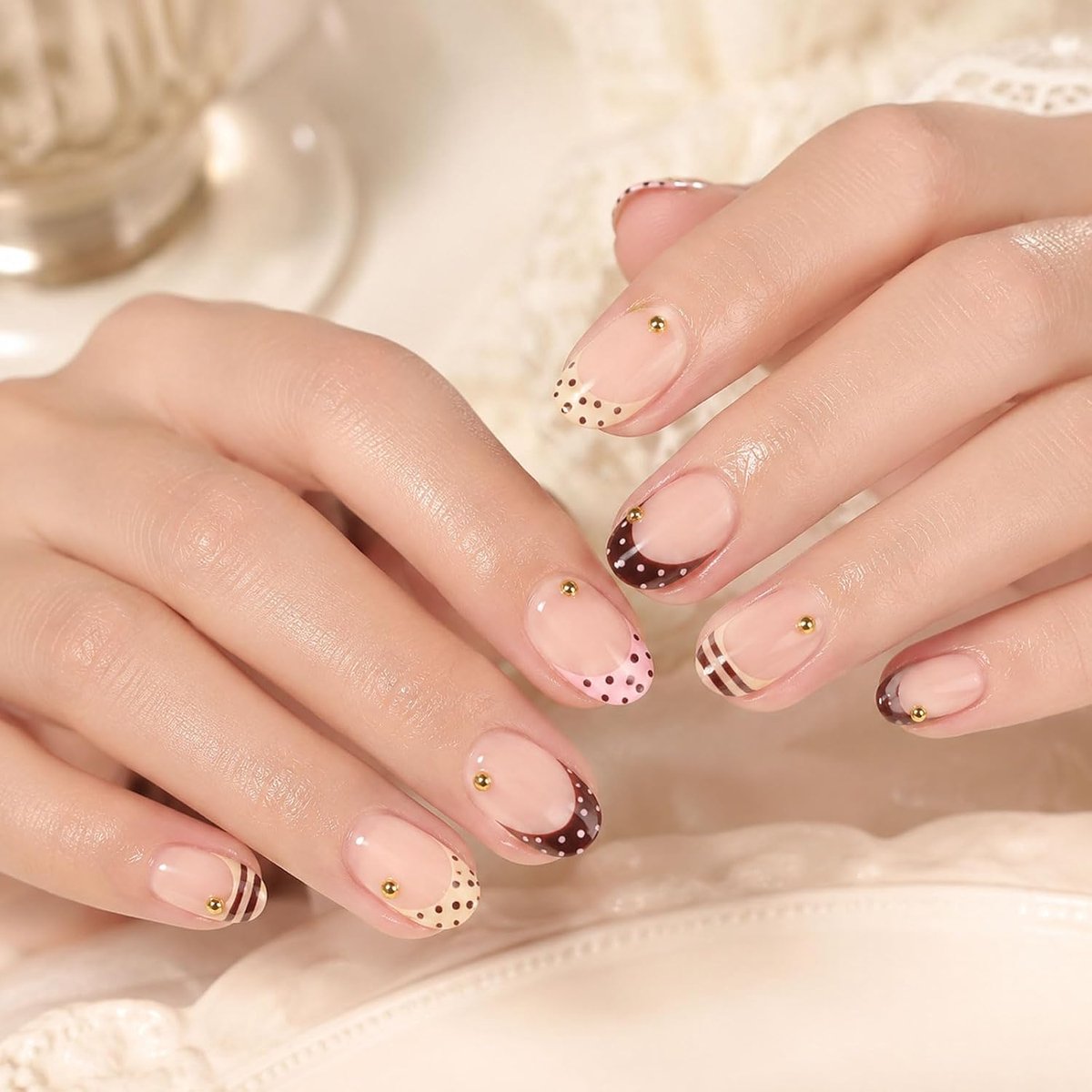 Press on nails korte ovaal - French tip design - 24 stuks - eenvoudig aan te brengen - ShopVlot