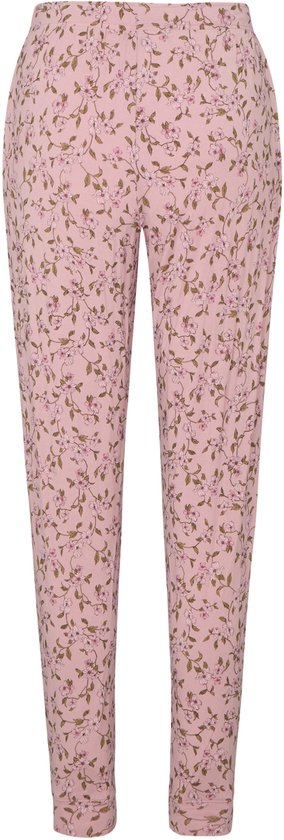 Model draagt een roze pyjamaset met bloemenprint. De broek heeft strikdetail.