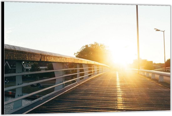 Dibond –Brug met Zonsopkomst– 90x60cm Foto op Dibond;Aluminium (Wanddecoratie van metaal)