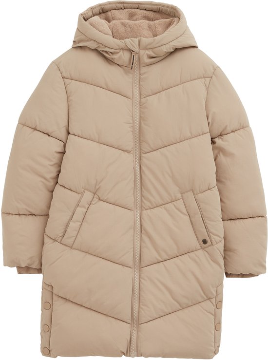 Lange beige pufferjas met capuchon, ritssluiting en knopen aan de zijkant.