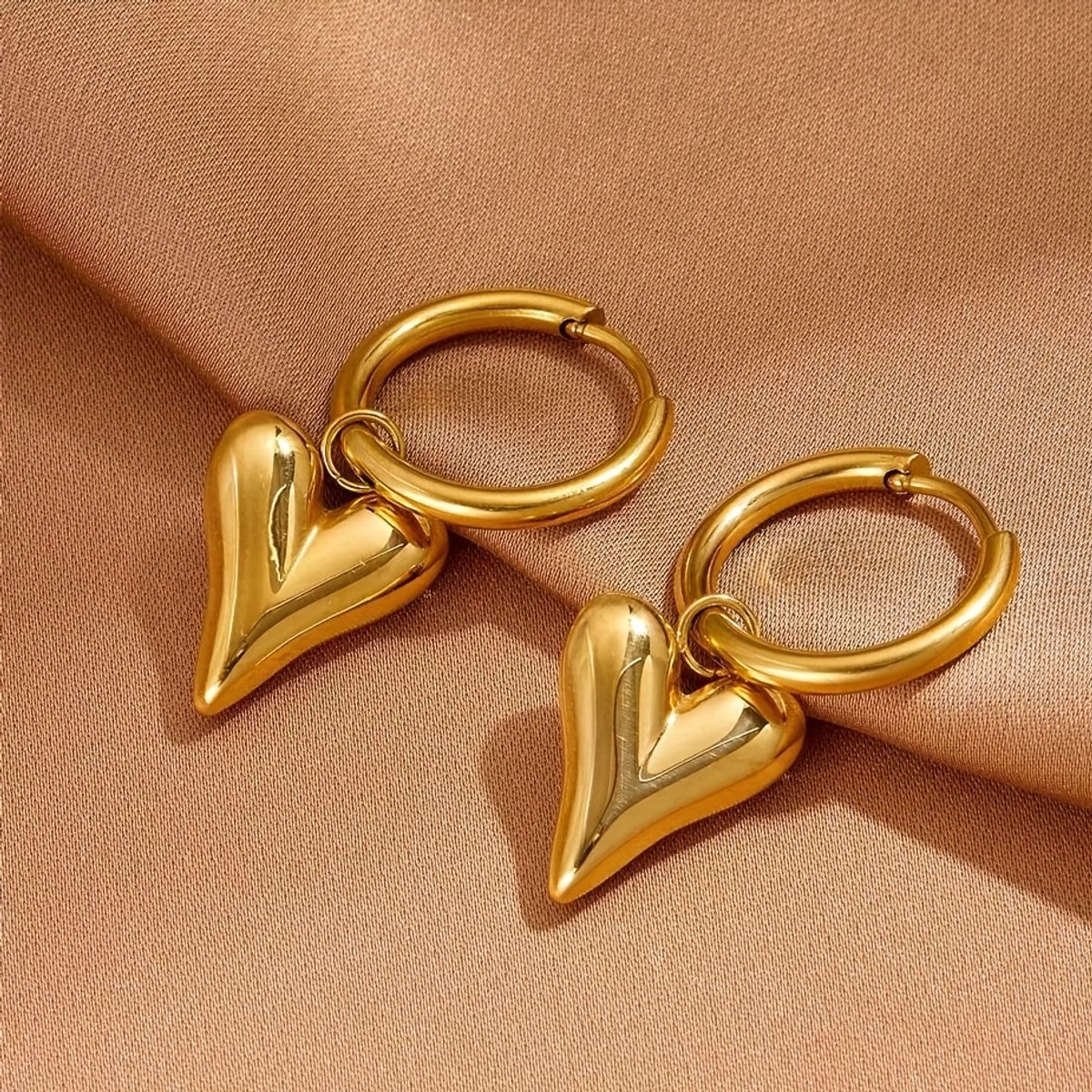 Sjika - Hart Oorbellen Dames 18K Gold Plated – Gouden Hartjes Oorringen – RVS Oorbellen met Hart Hanger – Minimalistische Oorbellen – Cadeau voor Haar