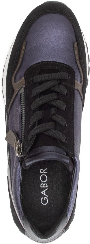 Bovenkant van een zwarte Gabor sneaker met blauw, zilver en suède.