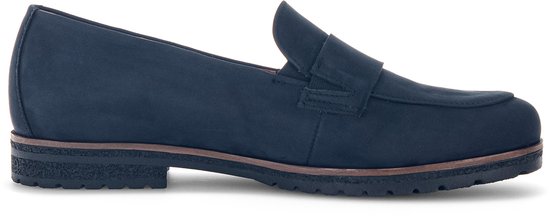 Donkerblauwe leren loafers met een bruine tussenzool en stevige rubberen zool.