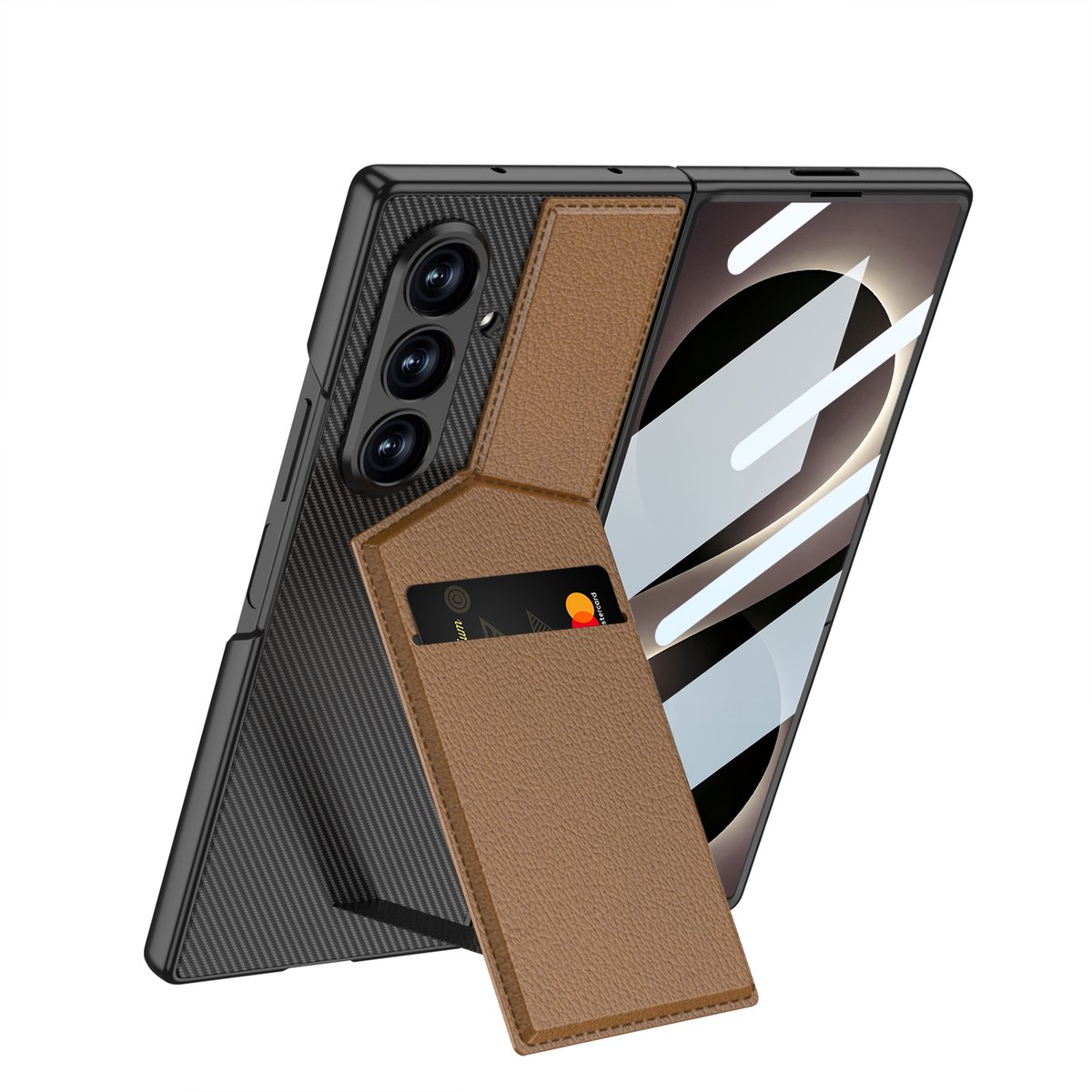 Casemania Hoesje Geschikt voor Samsung Galaxy Z Fold 8 Ultra - Bruin - Portemonnee Cover met Ingebouwde Screnprotector en Kickstand - Book Case met Pasjeshouder voor 2 Pasjes - Telefoonhoesje met Standaard en Carbon Look Camerabescherming
