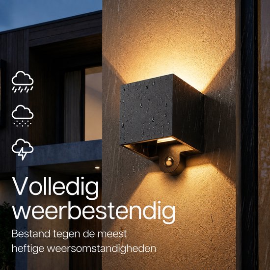 Zwarte kubus buitenlamp met sensor, met waterdruppels, 'volledig weerbestendig'.