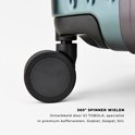 Dichtbij shot van een zwart 360 graden spinner wiel van een DAKOZO koffer.